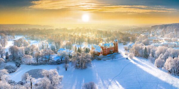 Das Fürst Pückler Schloss im winterlichen Glanz der Morgensonne