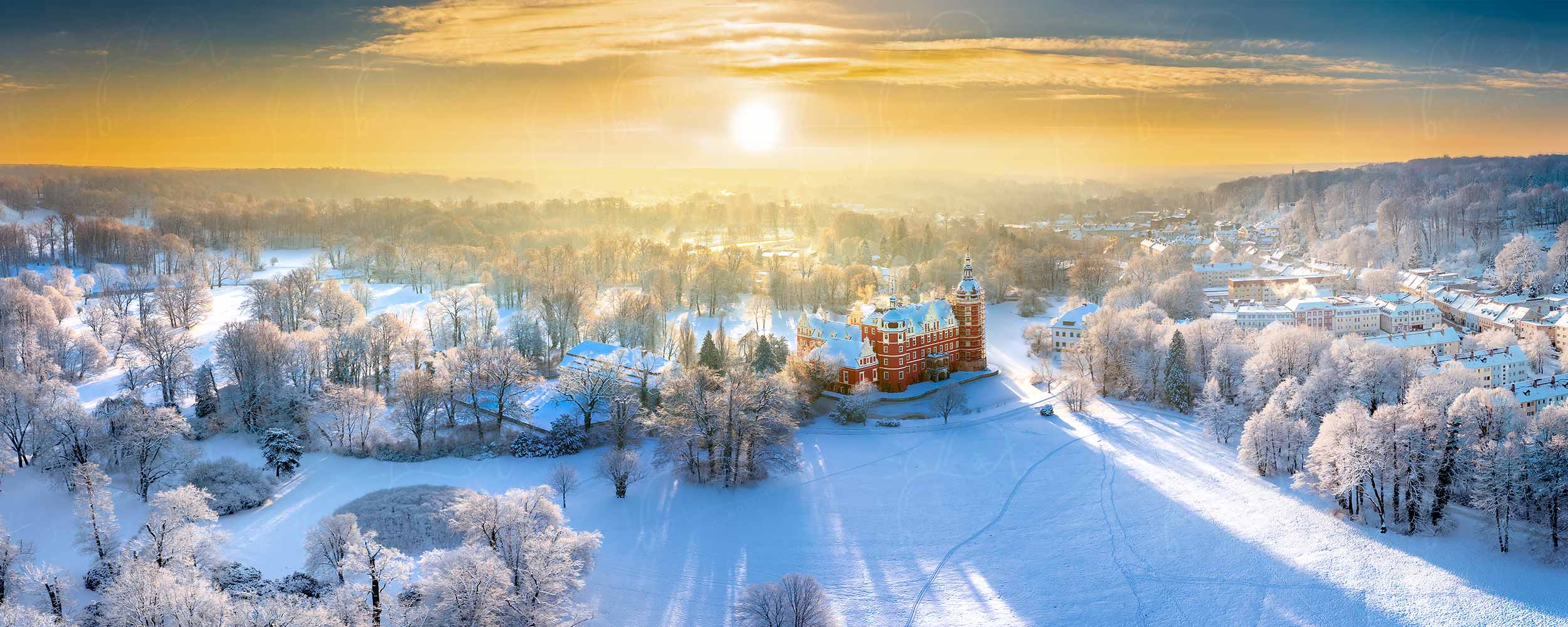 Das Fürst Pückler Schloss im winterlichen Glanz der Morgensonne