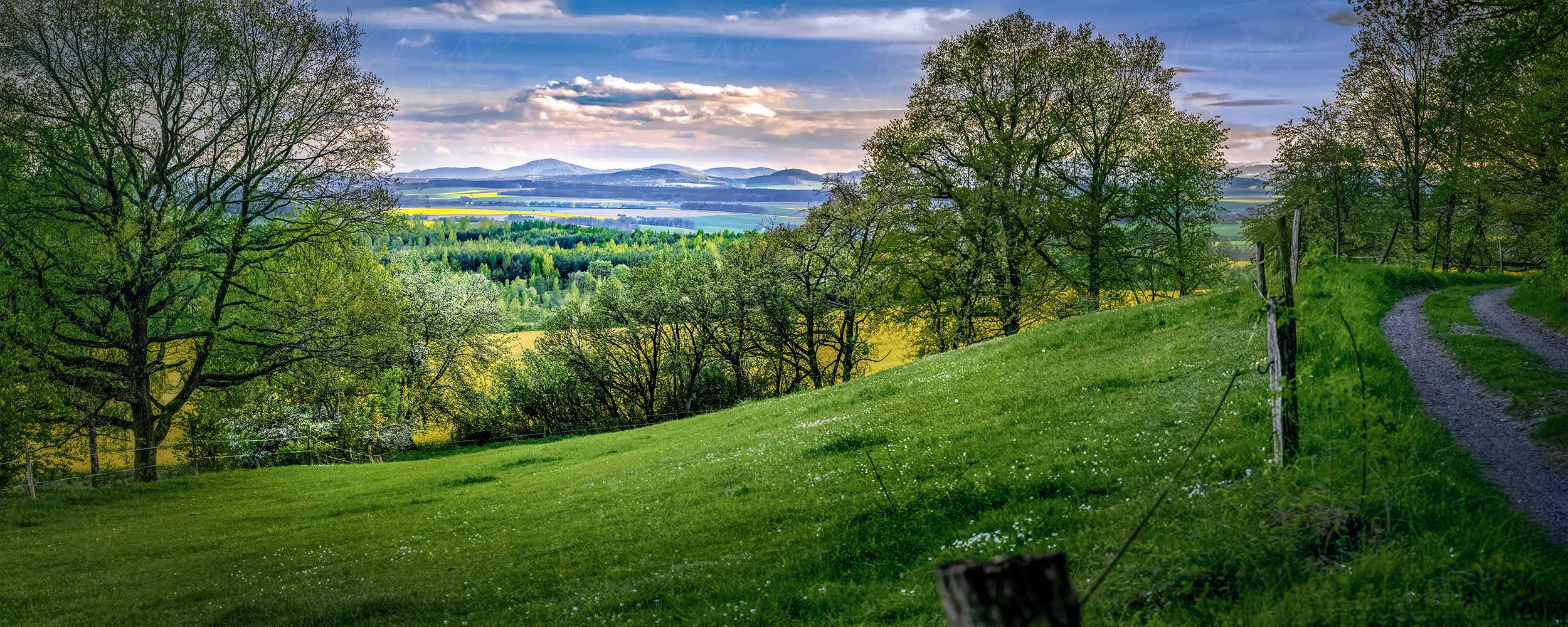 Malerische Frühlingsfarben mit Ausblick auf das Zittauer Gebirge
