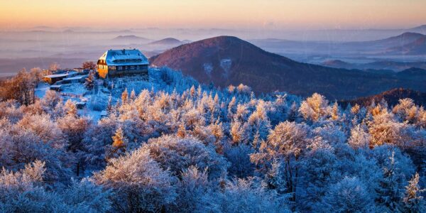 Morgensonne an der Hochwaldbaude im Böhmischen Bergland