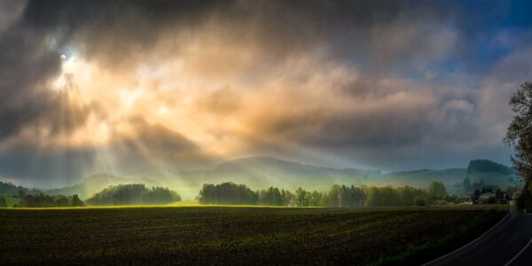 Sonnenstrahlen durchbrechen die Melancholie der Morgenlandschaft
