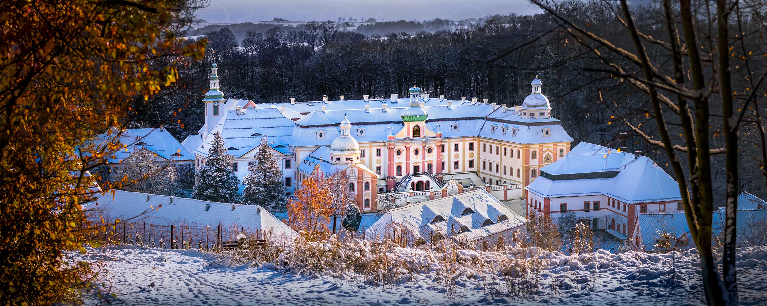 Winterblick auf die Barockfassaden von St. Marienthal