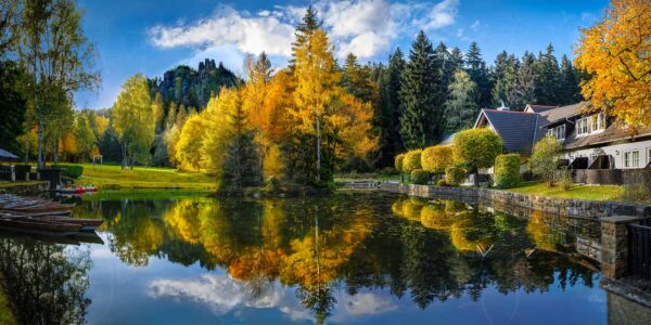 über dem Gondelteich erheben sich die Nonnenfelsen im Herbstkleid