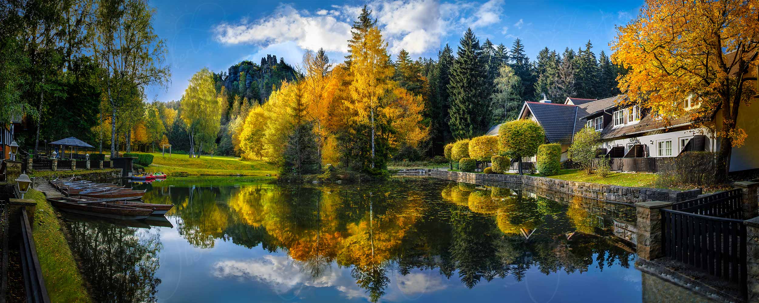 über dem Gondelteich erheben sich die Nonnenfelsen im Herbstkleid