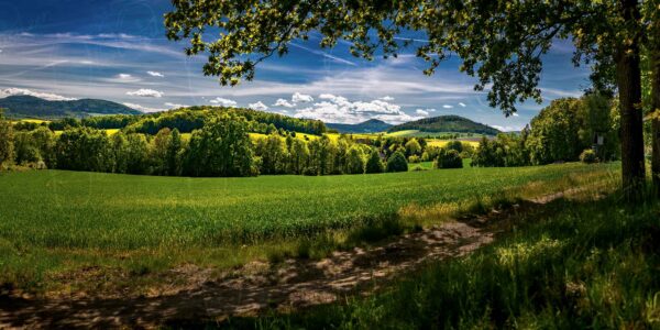 Frühlingsfarben bemalen den Gebirgsblick zur Lausche