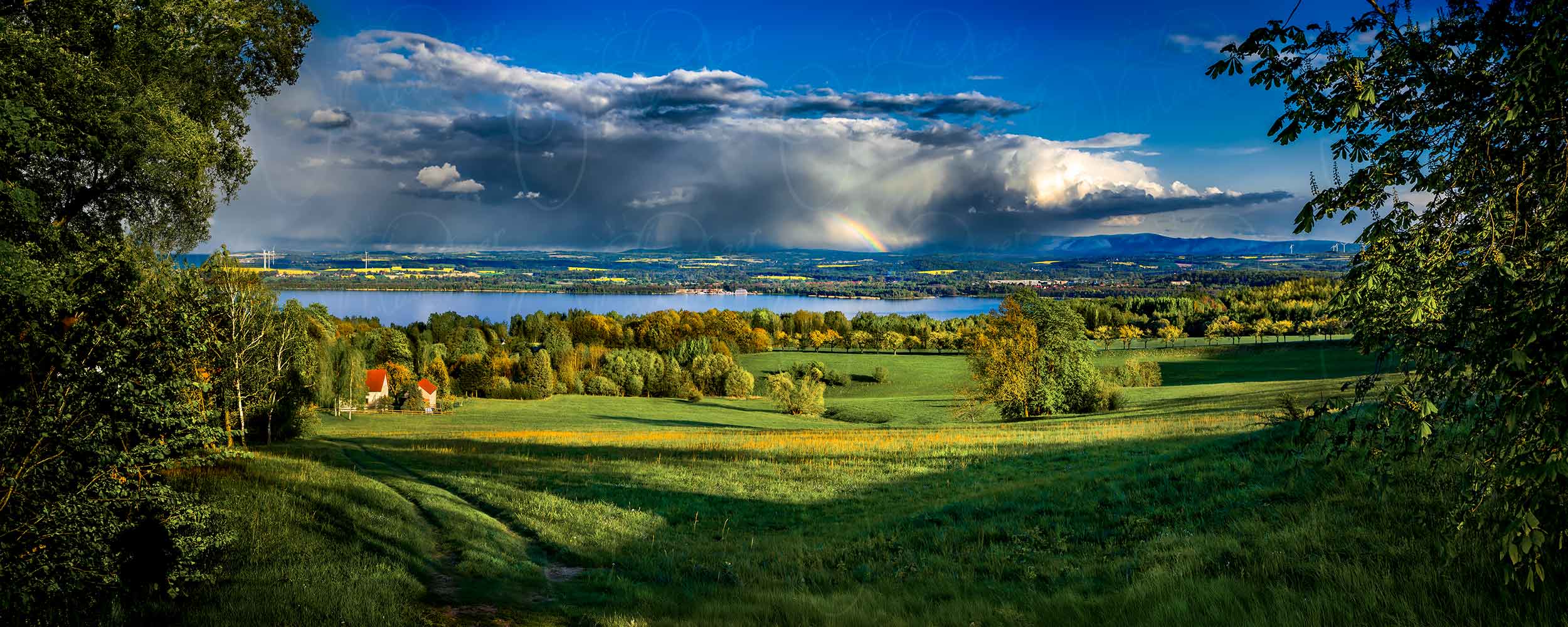 Jauernick - Buschbach Der Berzdorfer See vor dem Isargebirgskamm