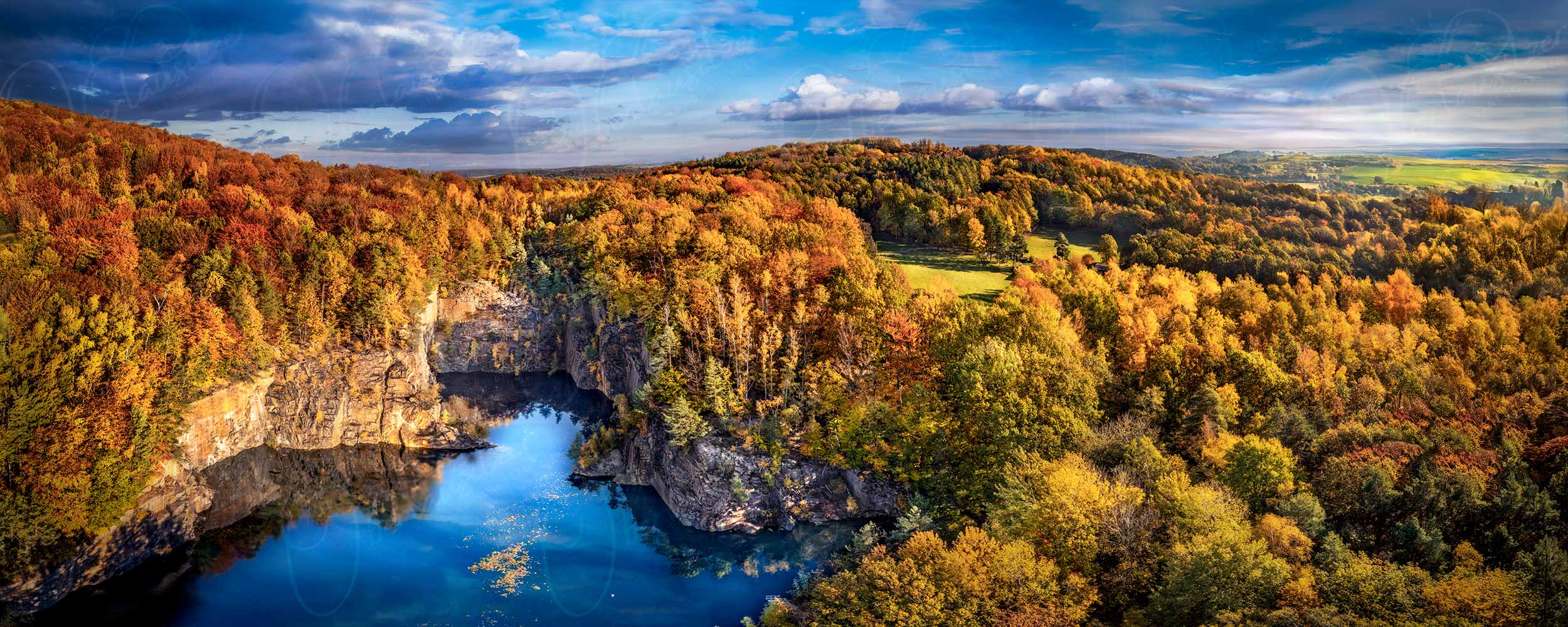 Königshein - Der blaue Königsbruch im Herbstgewand