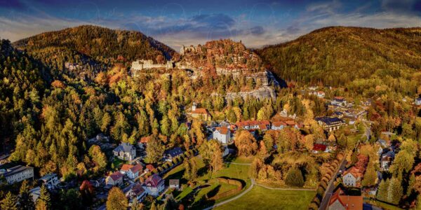 Oybin - Die malerische Burg und Klosterruine im Herbstkleid