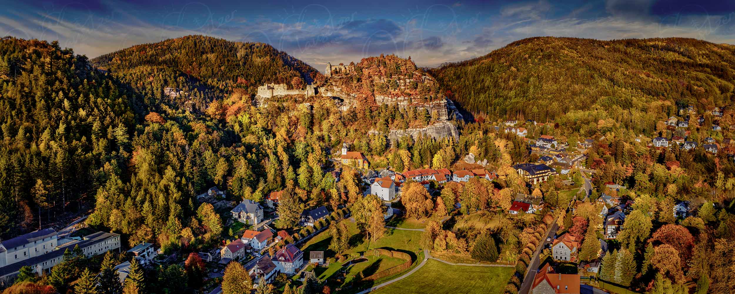 Oybin - Die malerische Burg und Klosterruine im Herbstkleid